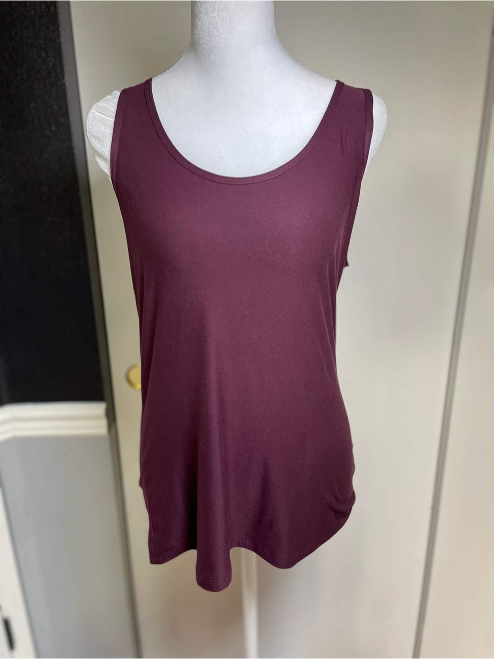 No Boundaries Women's Scoop Neck Tank Top - Wine
